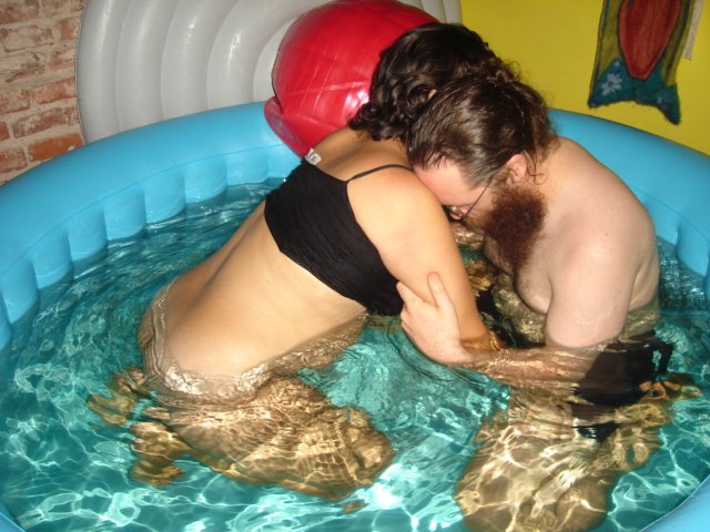 image bath birth with hypnobirthing accommodating father's contractions