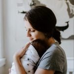 vader, moeder en baby met positieve geboorte-ervaring na online bevalcursus