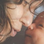 mama lacht naar pasgeboren baby na online hypnobirthing cursus