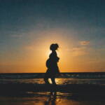 hypnobirthing oefening zwangere wandelt op strand golven geboorte